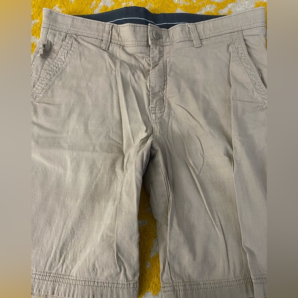 NWOT NEVER WORN WEATHERPROOF KHAKI SHORTS, SIZE 36!